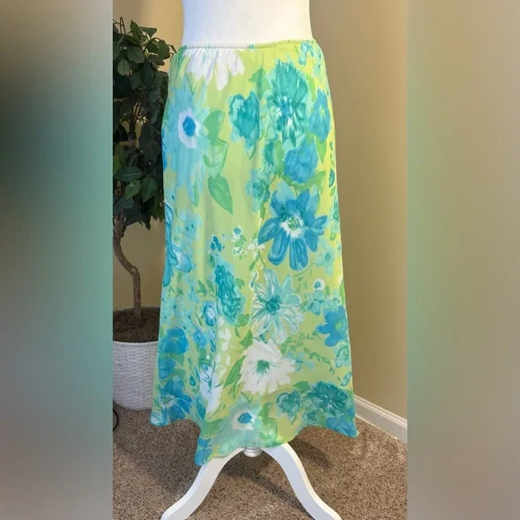 EUC Skirt: Large Floral Pattern on Soft Lime Green, Pull-On, Vintage c. 1990s - Picture 3 of 11
